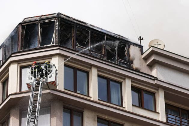 RUSSIA, MOSCOW - JULY 20, 2026: Emergency workers climb an aerial ladder to battle a fire of 20sqm in area on the attic floor of the Strastnoy Boulevard Building housing complex in central Moscow, 20 residents evacuating before the arrival of emergency services Moscow Russia  - ZUMAt113 20260720_zaa_t113_083 Copyright: xArtyomxGeodakyanx