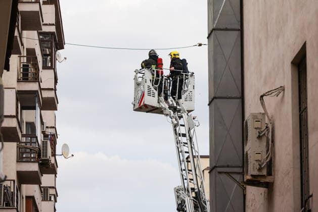 RUSSIA, MOSCOW - JULY 20, 2026: Emergency workers climb an aerial ladder to battle a fire of 20sqm in area on the attic floor of the Strastnoy Boulevard Building housing complex in central Moscow, 20 residents evacuating before the arrival of emergency services Moscow Russia  - ZUMAt113 20260720_zaa_t113_080 Copyright: xArtyomxGeodakyanx