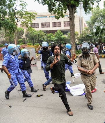 CJP s protest march to Parliament New Delhi, Jun 20 (ANI): Security personnel carry out Lathi charge on protestors during their protest march towards Parliament called by Cockroach Janta Party demanding the resignation of Union Education Minister Dharmendra Pradhan over alleged NEET exam irregularities, near Jantar Mantar in New Delhi on Monday. NEW DELHI Delhi India Copyright: xANIx ANI_20260720521
