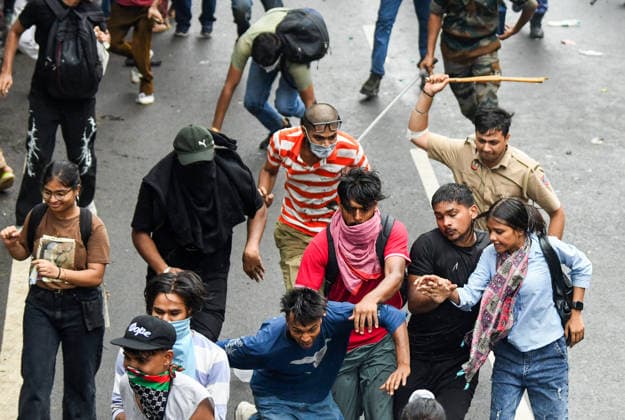 CJP s protest march to Parliament New Delhi, Jun 20 (ANI): A police official carries out Lathi charge on protestors during their protest march towards Parliament called by Cockroach Janta Party demanding the resignation of Union Education Minister Dharmendra Pradhan over alleged NEET exam irregularities, near Jantar Mantar in New Delhi on Monday. NEW DELHI Delhi India Copyright: xANIx ANI_20260720534