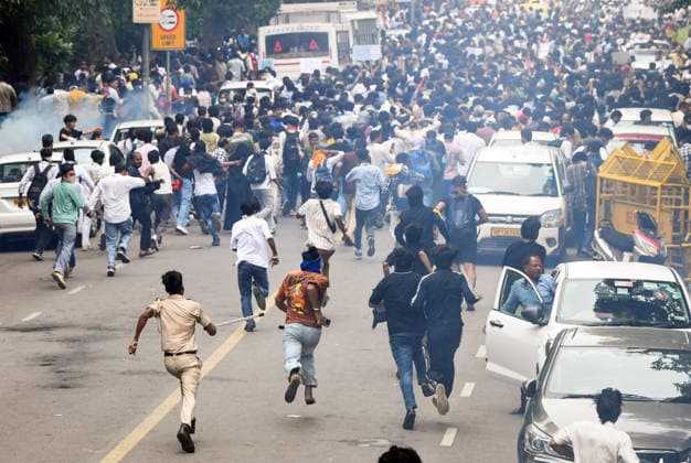 Security personnel fire tear gas shells at protesters near Jantar Mantar New Delhi, Jul 20 (ANI): Security personnel carry out Lathi charge to disperse the protesters during the protest by Cockroach Janta Party near Jantar Mantar, in New Delhi on Monday. New Delhi Delhi India Copyright: xANIx ANI_20260720537