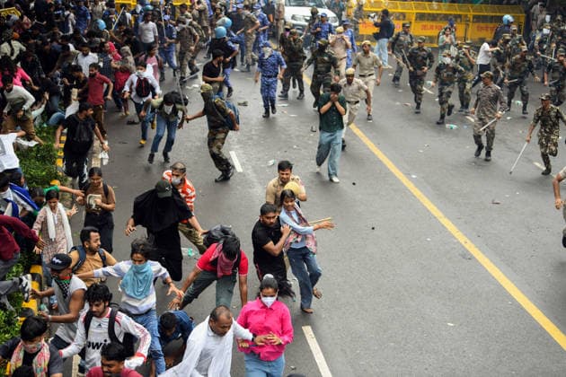 CJP s protest march to Parliament New Delhi, Jun 20 (ANI): Security personnel carry out Lathi charge on protestors during their protest march towards Parliament called by Cockroach Janta Party demanding the resignation of Union Education Minister Dharmendra Pradhan over alleged NEET exam irregularities, near Jantar Mantar in New Delhi on Monday. NEW DELHI Delhi India Copyright: xANIx ANI_20260720539