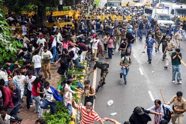 CJP s protest march to Parliament New Delhi, Jun 20 (ANI): Security personnel carry out Lathi charge on protestors during their protest march towards Parliament called by Cockroach Janta Party demanding the resignation of Union Education Minister Dharmendra Pradhan over alleged NEET exam irregularities, near Jantar Mantar in New Delhi on Monday. NEW DELHI Delhi India Copyright: xANIx ANI_20260720542
