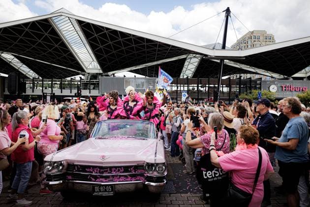 TILBURG - Participants during a Pride Walk from Tilburg station towards the Tilburg Fair for the traditional Pink Monday. During this day, equality, inclusion, and acceptance are celebrated with a large fair. RAMON VAN FLYMEN ANP netherlands out - belgium out  Copyright: xx x563923244x originalFilename: 563923244.jpg