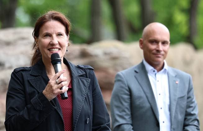 Thueringer Zoopark Erfurt 20.07.2026, Erfurt, Thueringer Zoopark, Eroeffnung der neuen Anlage der Roten Pandas und Stachelschweine im Bild: Dr. Julia Koegler (stellvertretende Geschaeftsfuehrerin des Verbands der Zoologischen Gaerten (VdZ), dahinter Oberbuergermeister Andreas Horn *** Thuringian Zoopark Erfurt, July 20, 2026, Erfurt, Thuringian Zoopark: Opening of the new red panda and porcupine enclosure. Pictured: Dr. Julia Koegler, deputy director of the Association of Zoological Gardens (VdZ), with Mayor Andreas Horn behind her.