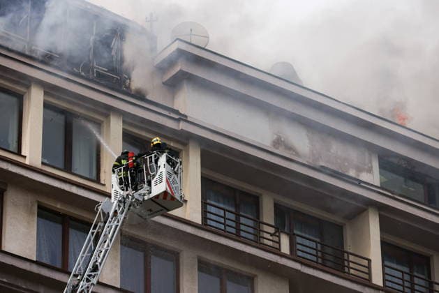 RUSSIA, MOSCOW - JULY 20, 2026: Emergency workers climb an aerial ladder to battle a fire of 20sqm in area on the attic floor of the Strastnoy Boulevard Building housing complex in central Moscow, 20 residents evacuating before the arrival of emergency services. Artyom Geodakyan TASS  95259952
