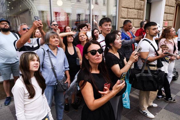 RUSSIA, MOSCOW - JULY 20, 2026: Bystanders observe the scene as a fire spreads to an area of 20sqm on the attic floor of the Strastnoy Boulevard Building housing complex in central Moscow, 20 residents evacuating before the arrival of emergency services. Artyom Geodakyan TASS  95260006
