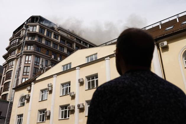 RUSSIA, MOSCOW - JULY 20, 2026: Emergency workers climb an aerial ladder to battle a fire of 20sqm in area on the attic floor of the Strastnoy Boulevard Building housing complex in central Moscow, 20 residents evacuating before the arrival of emergency services. Artyom Geodakyan TASS  95260012
