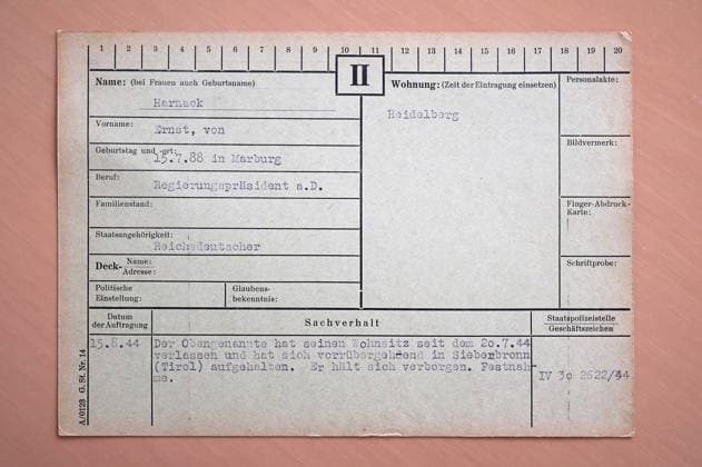 Uebergabe der Gestapo-Karteikarte des Widerstandskaempfers Ernst von Harnack (1888-1945) an das Archiv der Sozialen Demokratie der Friedrich-Ebert-Stiftung (SPD-Parteiarchiv) in Berlin (Foto vom 20.07.2026). Der Fraktionschef der SPD-Landtagsfraktion in Nordrhein-Westfalen, Jochen Ott, uebergab das Dokument am Montag zum Gedenktag an das Attentat des 20. Juli 1944 an die Friedrich Ebert Stiftung. Von Harnack war indirekt an dem Anschlagsversuch auf Adolf Hitler beteiligt. Das Dokument sollte kuerzlich mit weiteren NS-Devotionalien bei einer Auktion in Neuss versteigert werden. Um den Verkauf zu verhindern, uebernahm die Stiftung Auschwitz-Birkenau mithilfe einer Spendenaktion mehr als 600 Dokumente. (Siehe epd-Meldung vom 20.07.2026) EDITOR Copyright: epd-bild ChristianxDitsch D26D0720FESGestapoHarnack124038