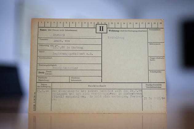 Uebergabe der Gestapo-Karteikarte des Widerstandskaempfers Ernst von Harnack (1888-1945) an das Archiv der Sozialen Demokratie der Friedrich-Ebert-Stiftung (SPD-Parteiarchiv) in Berlin (Foto vom 20.07.2026). Der Fraktionschef der SPD-Landtagsfraktion in Nordrhein-Westfalen, Jochen Ott, uebergab das Dokument am Montag zum Gedenktag an das Attentat des 20. Juli 1944 an die Friedrich Ebert Stiftung. Von Harnack war indirekt an dem Anschlagsversuch auf Adolf Hitler beteiligt. Das Dokument sollte kuerzlich mit weiteren NS-Devotionalien bei einer Auktion in Neuss versteigert werden. Um den Verkauf zu verhindern, uebernahm die Stiftung Auschwitz-Birkenau mithilfe einer Spendenaktion mehr als 600 Dokumente. (Siehe epd-Meldung vom 20.07.2026) EDITOR Copyright: epd-bild ChristianxDitsch epd-Gestapokarte_Harnack2-kopieren