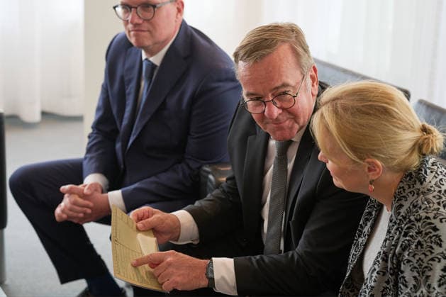 Uebergabe der Gestapo-Karteikarte des Widerstandskaempfers Ernst von Harnack (1888-1945) an das Archiv der Sozialen Demokratie der Friedrich-Ebert-Stiftung (SPD-Parteiarchiv) in Berlin (Foto vom 20.07.2026: v.l.n.r. Fraktionschef der SPD-Landtagsfraktion in Nordrhein-Westfalen, Jochen Ott; Bundesverteidigungsminister Boris Pistorius (SPD) und seine Frau Julia Schwanholz). Der Fraktionschef der SPD-Landtagsfraktion in Nordrhein-Westfalen, Jochen Ott, uebergab das Dokument am Montag zum Gedenktag an das Attentat des 20. Juli 1944 an die Friedrich Ebert Stiftung. Von Harnack war indirekt an dem Anschlagsversuch auf Adolf Hitler beteiligt. Das Dokument sollte kuerzlich mit weiteren NS-Devotionalien bei einer Auktion in Neuss versteigert werden. Copyright: epd-bild ChristianxDitsch epd-Gestapokarte_Harnack4-kopieren