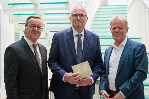 Uebergabe der Gestapo-Karteikarte des Widerstandskaempfers Ernst von Harnack (1888-1945) an das Archiv der Sozialen Demokratie der Friedrich-Ebert-Stiftung (SPD-Parteiarchiv) in Berlin (Foto vom 20.07.2026: v.l.n.r. Bundesverteidigungsminister Boris Pistorius (SPD); Jochen Ott, Fraktionsvorsitzender der SPD-NRW; der stellvertretende Vorsitzende der Friedrich-Ebert-Stiftung, Reiner Hoffmann). Der Fraktionschef der SPD-Landtagsfraktion in Nordrhein-Westfalen, Jochen Ott, uebergab das Dokument am Montag zum Gedenktag an das Attentat des 20. Juli 1944 an die Friedrich Ebert Stiftung. Von Harnack war indirekt an dem Anschlagsversuch auf Adolf Hitler beteiligt. Das Dokument sollte kuerzlich mit weiteren NS-Devotionalien bei einer Auktion in Neuss Copyright: epd-bild ChristianxDitsch epd-Gestapokarte_Harnack5-kopieren