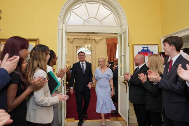 Britain Politics Staff clap as new Prime Minister Andy Burnham and wife Marie-France van Heel walk into 10 Downing Street in London, Monday, July 20, 2026. (AP Photo Kin Cheung, Pool), Credit:Kin Cheung PA ROTA - B68 Avalon GBR, London  Copyright: xKinxCheungx xPAxROTAx-xB68x xAvalonx 1117561448