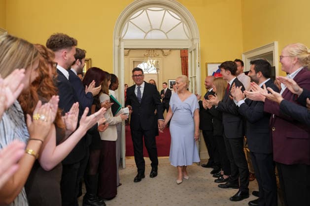 Britain Politics Staff clap as new Prime Minister Andy Burnham and wife Marie-France van Heel walk into 10 Downing Street in London, Monday, July 20, 2026. (AP Photo Kin Cheung, Pool), Credit:Kin Cheung PA ROTA - B68 Avalon GBR, London  Copyright: xKinxCheungx xPAxROTAx-xB68x xAvalonx 1117561534