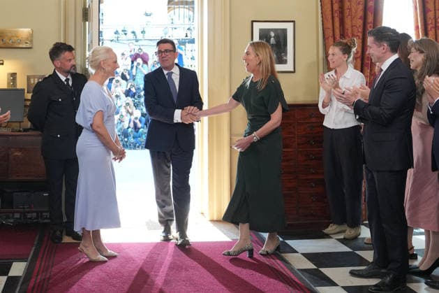 Britain Politics Staff clap as new Prime Minister Andy Burnham and wife Marie-France van Heel walk into 10 Downing Street in London, Monday, July 20, 2026. (AP Photo Kin Cheung, Pool), Credit:Kin Cheung PA ROTA - B68 Avalon GBR, London  Copyright: xKinxCheungx xPAxROTAx-xB68x xAvalonx 1117561542