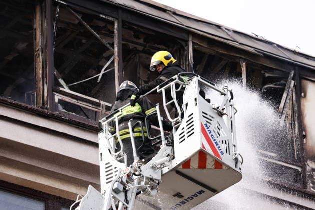 RUSSIA, MOSCOW - JULY 20, 2026: Emergency workers climb an aerial ladder to battle a fire of 20sqm in area on the attic floor of the Strastnoy Boulevard Building housing complex in central Moscow, 20 residents evacuating before the arrival of emergency services Moscow Russia  - ZUMAt113 20260720_zaa_t113_091 Copyright: xArtyomxGeodakyanx