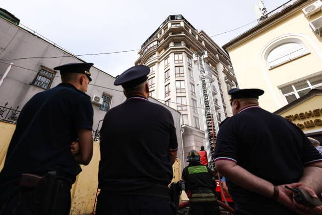 RUSSIA, MOSCOW - JULY 20, 2026: Emergency workers climb an aerial ladder to battle a fire of 20sqm in area on the attic floor of the Strastnoy Boulevard Building housing complex in central Moscow, 20 residents evacuating before the arrival of emergency services Moscow Russia  - ZUMAt113 20260720_zaa_t113_096 Copyright: xArtyomxGeodakyanx