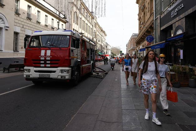 RUSSIA, MOSCOW - JULY 20, 2026: Emergency units respond to a fire of 20sqm in area on the attic floor of the Strastnoy Boulevard Building housing complex in central Moscow, 20 residents evacuating before the arrival of emergency services Moscow Russia  - ZUMAt113 20260720_zaa_t113_097 Copyright: xArtyomxGeodakyanx