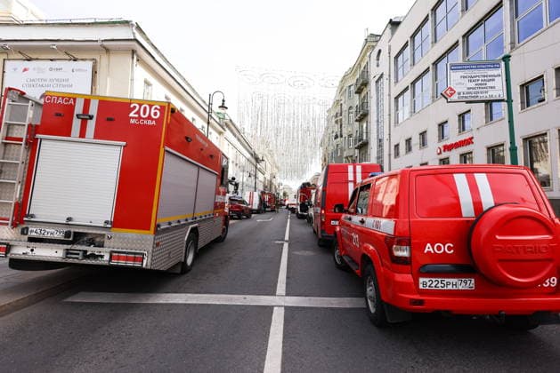 RUSSIA, MOSCOW - JULY 20, 2026: Emergency units respond to a fire of 20sqm in area on the attic floor of the Strastnoy Boulevard Building housing complex in central Moscow, 20 residents evacuating before the arrival of emergency services Moscow Russia  - ZUMAt113 20260720_zaa_t113_098 Copyright: xArtyomxGeodakyanx