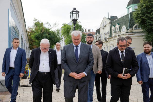 Archbishop Sir Paul Richard Gallagher, Secretary of the Holy See for Relations with States and International Organisations, and Acting Minister of Foreign Affairs of Ukraine Andrii Sybiha (L to R, front) cross Mykhailivska Square after laying flowers at the Wall of Remembrance of those fallen for Ukraine, Kyiv, Ukraine, July 20, 2026. (Photo by Marianna Kotyk Ukrinform) Acting Ukrainian FM meets Vatican’s Secretary for Relations with States in Kyiv  Copyright: xMariannaxKotykx