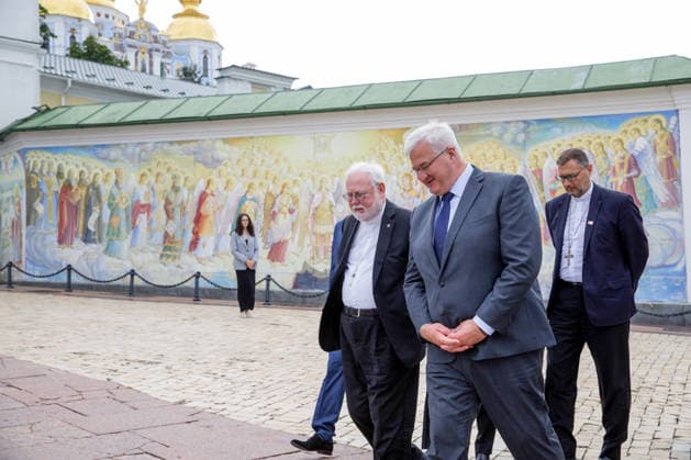 Archbishop Sir Paul Richard Gallagher (L), Secretary of the Holy See for Relations with States and International Organisations, and Acting Minister of Foreign Affairs of Ukraine Andrii Sybiha (R), followed by Apostolic Nuncio to Ukraine Archbishop Visvaldas Kulbokas (back), cross Mykhailivska Square after laying flowers at the Wall of Remembrance of those fallen for Ukraine, Kyiv, Ukraine, July 20, 2026. (Photo by Marianna Kotyk Ukrinform) Acting Ukrainian FM meets Vatican’s Secretary for Relations with States in Kyiv  Copyright: xMariannaxKotykx