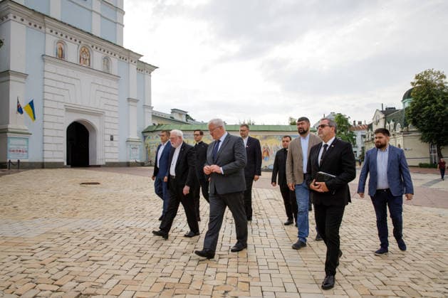Archbishop Sir Paul Richard Gallagher, Secretary of the Holy See for Relations with States and International Organisations, and Acting Minister of Foreign Affairs of Ukraine Andrii Sybiha (L to R, front) cross Mykhailivska Square after laying flowers at the Wall of Remembrance of those fallen for Ukraine, Kyiv, Ukraine, July 20, 2026. (Photo by Marianna Kotyk Ukrinform) Acting Ukrainian FM meets Vatican’s Secretary for Relations with States in Kyiv  Copyright: xMariannaxKotykx