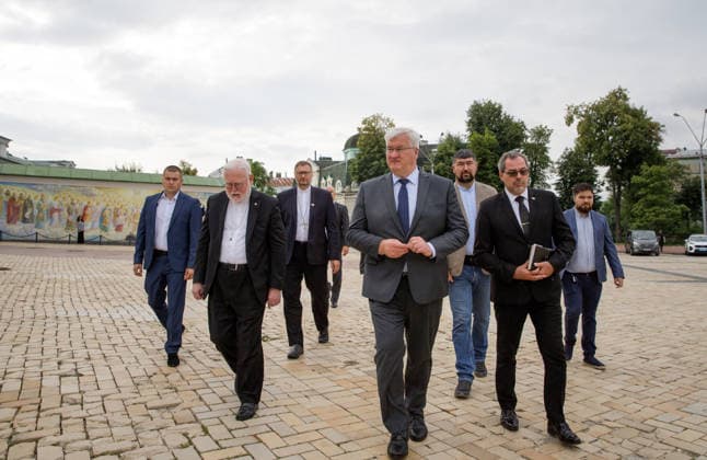 Archbishop Sir Paul Richard Gallagher, Secretary of the Holy See for Relations with States and International Organisations, and Acting Minister of Foreign Affairs of Ukraine Andrii Sybiha (L to R, front), followed by Apostolic Nuncio to Ukraine Archbishop Visvaldas Kulbokas (C), cross Mykhailivska Square after laying flowers at the Wall of Remembrance of those fallen for Ukraine, Kyiv, Ukraine, July 20, 2026. (Photo by Marianna Kotyk Ukrinform) Acting Ukrainian FM meets Vatican’s Secretary for Relations with States in Kyiv  Copyright: xMariannaxKotykx