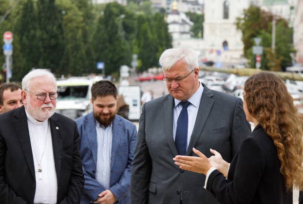 Archbishop Sir Paul Richard Gallagher, Secretary of the Holy See for Relations with States and International Organisations, and Acting Minister of Foreign Affairs of Ukraine Andrii Sybiha (L to R) talk in Mykhailivska Square after laying flowers at the Wall of Remembrance of those fallen for Ukraine, Kyiv, Ukraine, July 20, 2026. (Photo by Marianna Kotyk Ukrinform) Acting Ukrainian FM meets Vatican’s Secretary for Relations with States in Kyiv  Copyright: xMariannaxKotykx