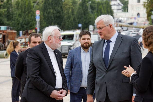Archbishop Sir Paul Richard Gallagher, Secretary of the Holy See for Relations with States and International Organisations, and Acting Minister of Foreign Affairs of Ukraine Andrii Sybiha (L to R) talk in Mykhailivska Square after laying flowers at the Wall of Remembrance of those fallen for Ukraine, Kyiv, Ukraine, July 20, 2026. (Photo by Marianna Kotyk Ukrinform) Acting Ukrainian FM meets Vatican’s Secretary for Relations with States in Kyiv  Copyright: xMariannaxKotykx