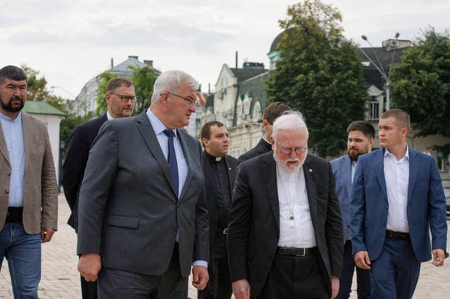 Acting Minister of Foreign Affairs of Ukraine Andrii Sybiha and Archbishop Sir Paul Richard Gallagher (L to R, front), Secretary of the Holy See for Relations with States and International Organisations, cross Mykhailivska Square after laying flowers at the Wall of Remembrance of those fallen for Ukraine, Kyiv, Ukraine, July 20, 2026. (Photo by Marianna Kotyk Ukrinform) Acting Ukrainian FM meets Vatican’s Secretary for Relations with States in Kyiv  Copyright: xMariannaxKotykx