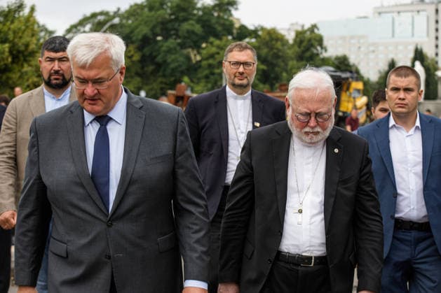 Acting Minister of Foreign Affairs of Ukraine Andrii Sybiha (L) and Archbishop Sir Paul Richard Gallagher (R), Secretary of the Holy See for Relations with States and International Organisations, followed by Apostolic Nuncio to Ukraine Archbishop Visvaldas Kulbokas (C), cross Mykhailivska Square after laying flowers at the Wall of Remembrance of those fallen for Ukraine, Kyiv, Ukraine, July 20, 2026. (Photo by Marianna Kotyk Ukrinform) Acting Ukrainian FM meets Vatican’s Secretary for Relations with States in Kyiv  Copyright: xMariannaxKotykx