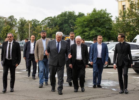 Acting Minister of Foreign Affairs of Ukraine Andrii Sybiha and Archbishop Sir Paul Richard Gallagher (L to R, front), Secretary of the Holy See for Relations with States and International Organisations, followed by Apostolic Nuncio to Ukraine Archbishop Visvaldas Kulbokas (C, back), cross Mykhailivska Square after laying flowers at the Wall of Remembrance of those fallen for Ukraine, Kyiv, Ukraine, July 20, 2026. (Photo by Marianna Kotyk Ukrinform) Acting Ukrainian FM meets Vatican’s Secretary for Relations with States in Kyiv  Copyright: xMariannaxKotykx
