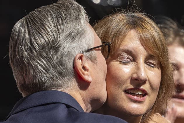 Keir Starmer formally resigns as UK prime minister LONDON, UK - JULY 20: British Prime Minister Keir Starmer hugs Chancellor Rachel Reeves after delivering his final speech before formally informing King Charles III of his resignation as prime minister, a position he announced he would continue to hold until a new leader of the Labour Party is elected following his resignation as party leader, in London, United Kingdom, on July 20, 2026. Marcin Nowak Anadolu London United Kingdom. Editorial use only. Please get in touch for any other usage.  Copyright: x2026xAnadoluxMarcinxNowakx