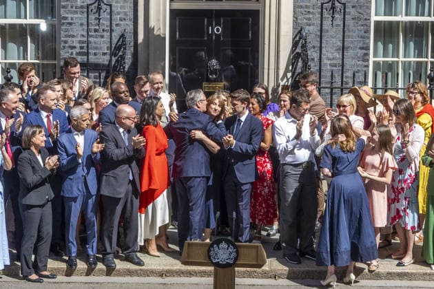 Keir Starmer formally resigns as UK prime minister LONDON, UK - JULY 20: British Prime Minister Keir Starmer hugs Chancellor Rachel Reeves after delivering his final speech before formally informing King Charles III of his resignation as prime minister, a position he announced he would continue to hold until a new leader of the Labour Party is elected following his resignation as party leader, in London, United Kingdom, on July 20, 2026. Marcin Nowak Anadolu London United Kingdom. Editorial use only. Please get in touch for any other usage.  Copyright: x2026xAnadoluxMarcinxNowakx