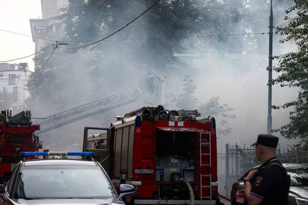 RUSSIA, MOSCOW - JULY 20, 2026: Emergency workers climb an aerial ladder to battle a fire of 250sqm in area at the out-of-operation Naryshkin Country Estate in Kuntsevo, western Moscow. Artyom Geodakyan TASS  95261259