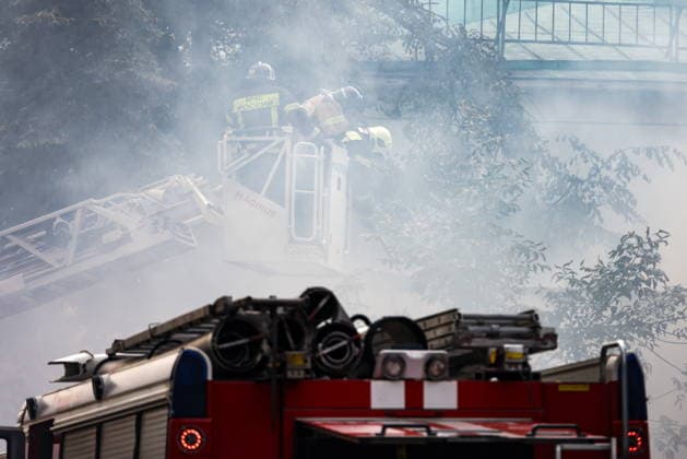 RUSSIA, MOSCOW - JULY 20, 2026: Emergency workers climb an aerial ladder to battle a fire of 250sqm in area at the out-of-operation Naryshkin Country Estate in Kuntsevo, western Moscow. Artyom Geodakyan TASS  95261262
