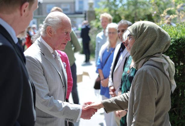 King Charles III Visits Cambridge CAMBRIDGE, ENGLAND - JULY 20: King Charles III shakes hands as he arrives for his visit to Cambridge Central Mosque on July 20, 2026 in Cambridge, England. Europe™s first Eco-Mosque, its notable for its architectural quality, environmental leadership and role as a place of worship and community engagement., Credit:Chris Jackson PA ROTA - B68 Avalon United Kingdom, England, Cambridge  Copyright: xChrisxJacksonx xPAxROTAx-xB68x xAvalonx 1117569172