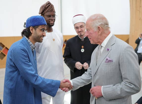 King Charles III Visits Cambridge CAMBRIDGE, ENGLAND - JULY 20: King Charles III (R) smiles and shakes hands during his visit to Cambridge Central Mosque on July 20, 2026 in Cambridge, England. Europe™s first Eco-Mosque, its notable for its architectural quality, environmental leadership and role as a place of worship and community engagement., Credit:Chris Jackson PA ROTA - B68 Avalon United Kingdom, England, Cambridge  Copyright: xChrisxJacksonx xPAxROTAx-xB68x xAvalonx 1117569184