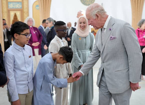 King Charles III Visits Cambridge CAMBRIDGE, ENGLAND - JULY 20: King Charles III shakes hands with a young person in the prayer hall during his visit to Cambridge Central Mosque on July 20, 2026 in Cambridge, England. Europe™s first Eco-Mosque, its notable for its architectural quality, environmental leadership and role as a place of worship and community engagement., Credit:Chris Jackson PA ROTA - B68 Avalon United Kingdom, England, Cambridge  Copyright: xChrisxJacksonx xPAxROTAx-xB68x xAvalonx 1117569190