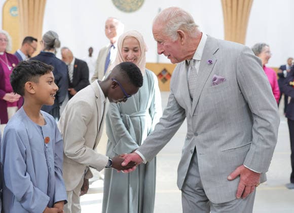 King Charles III Visits Cambridge CAMBRIDGE, ENGLAND - JULY 20: King Charles III shakes hands with a young person in the prayer hall during his visit to Cambridge Central Mosque on July 20, 2026 in Cambridge, England. Europe™s first Eco-Mosque, its notable for its architectural quality, environmental leadership and role as a place of worship and community engagement., Credit:Chris Jackson PA ROTA - B68 Avalon United Kingdom, England, Cambridge  Copyright: xChrisxJacksonx xPAxROTAx-xB68x xAvalonx 1117569195