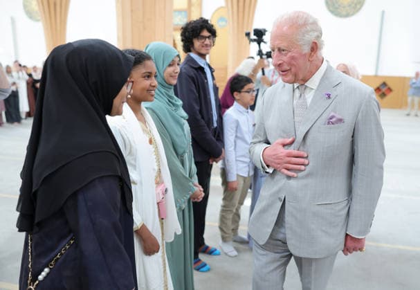 King Charles III Visits Cambridge CAMBRIDGE, ENGLAND - JULY 20: King Charles III meets young people and staff in the prayer hall during his visit to Cambridge Central Mosque on July 20, 2026 in Cambridge, England. Europe™s first Eco-Mosque, its notable for its architectural quality, environmental leadership and role as a place of worship and community engagement., Credit:Chris Jackson PA ROTA - B68 Avalon United Kingdom, England, Cambridge  Copyright: xChrisxJacksonx xPAxROTAx-xB68x xAvalonx 1117569200