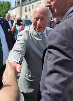 King Charles III Visits Cambridge CAMBRIDGE, ENGLAND - JULY 20: King Charles III shakes hands with a well-wisher after his visit to Cambridge Central Mosque on July 20, 2026 in Cambridge, England. Europe™s first Eco-Mosque, its notable for its architectural quality, environmental leadership and role as a place of worship and community engagement., Credit:Chris Jackson PA ROTA - B68 Avalon United Kingdom, England, Cambridge  Copyright: xChrisxJacksonx xPAxROTAx-xB68x xAvalonx 1117569288