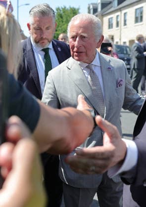 King Charles III Visits Cambridge CAMBRIDGE, ENGLAND - JULY 20: King Charles III shakes hands with a well-wisher after his visit to Cambridge Central Mosque on July 20, 2026 in Cambridge, England. Europe™s first Eco-Mosque, its notable for its architectural quality, environmental leadership and role as a place of worship and community engagement., Credit:Chris Jackson PA ROTA - B68 Avalon United Kingdom, England, Cambridge  Copyright: xChrisxJacksonx xPAxROTAx-xB68x xAvalonx 1117569295