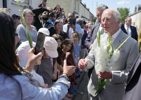 King Charles III Visits Cambridge CAMBRIDGE, ENGLAND - JULY 20: King Charles III shakes hands with a well-wisher after his visit to Cambridge Central Mosque on July 20, 2026 in Cambridge, England. Europe™s first Eco-Mosque, its notable for its architectural quality, environmental leadership and role as a place of worship and community engagement., Credit:Chris Jackson PA ROTA - B68 Avalon United Kingdom, England, Cambridge  Copyright: xChrisxJacksonx xPAxROTAx-xB68x xAvalonx 1117569297