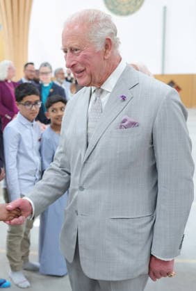 King Charles III Visits Cambridge CAMBRIDGE, ENGLAND - JULY 20: King Charles III shakes hands in the prayer hall during his visit to Cambridge Central Mosque on July 20, 2026 in Cambridge, England. Europe™s first Eco-Mosque, its notable for its architectural quality, environmental leadership and role as a place of worship and community engagement., Credit:Chris Jackson PA ROTA - B68 Avalon United Kingdom, England, Cambridge  Copyright: xChrisxJacksonx xPAxROTAx-xB68x xAvalonx 1117569307