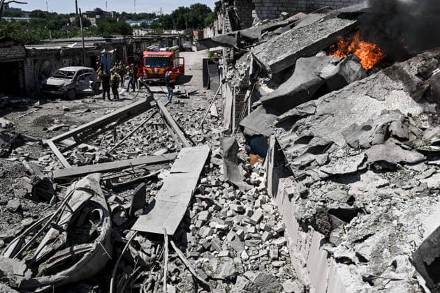 A fire continues in one of the garages destroyed by a Russian guided aerial bomb strike on a garage cooperative in the Voznesenivskyi district of Zaporizhzhia, Ukraine, July 20, 2026. The attack destroyed or damaged privately owned garages, while the blast wave and debris wrecked civilian cars. A woman was killed at the site of the strike, and five others were injured. (Photo by Dmytro Smolienko Ukrinform) Russian strike garage co-op in central Zaporizhzhia with guided bomb  Copyright: xDmytroxSmolienkox