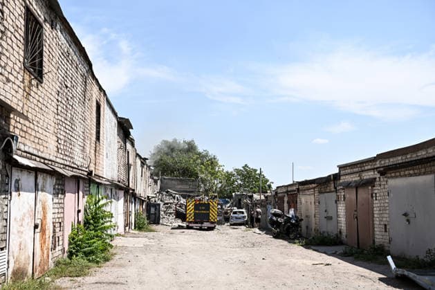A fire engine is parked at a garage cooperative hit by a Russian guided aerial bomb strike in the Voznesenivskyi district of Zaporizhzhia, Ukraine, July 20, 2026. The attack destroyed or damaged privately owned garages, while the blast wave and debris wrecked civilian cars. A woman was killed at the site of the strike, and five others were injured. (Photo by Dmytro Smolienko Ukrinform) Russian strike garage co-op in central Zaporizhzhia with guided bomb  Copyright: xDmytroxSmolienkox
