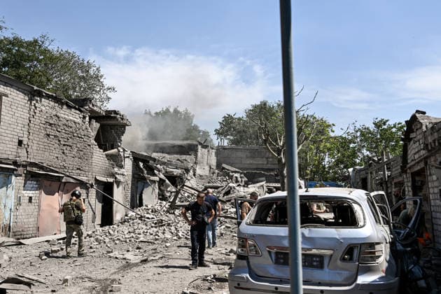 A garage cooperative is damaged by a Russian guided aerial bomb strike in the Voznesenivskyi district of Zaporizhzhia, Ukraine, July 20, 2026. The attack destroyed or damaged privately owned garages, while the blast wave and debris wrecked civilian cars. A woman was killed at the site of the strike, and five others were injured. (Photo by Dmytro Smolienko Ukrinform) Russian strike garage co-op in central Zaporizhzhia with guided bomb  Copyright: xDmytroxSmolienkox