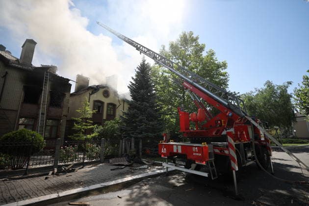 RUSSIA, DONETSK - JULY 20, 2026: A fire crew battles fires at residential buildings after a Ukrainian military strike on Kuibyshevsky neighbourhood Donetsk Russia  - ZUMAt113 20260720_zaa_t113_153 Copyright: xDmitryxYagodkinx