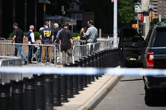 FBI responds to device detonation outside 26 Federal Plaza in New York NEW YORK, USA - JULY 20: Members of the FBI Evidence Response Team and other federal agents investigate the scene where an incendiary device was detonated outside of 26 Federal Plaza in Manhattan, New York, United States on July 20, 2026. Monday morning the incident occurred and federal authorities are investigating the crime scene. The suspect was taken into custody and the FBI Joint Terrorism Task Force is investigating. Kyle Mazza Anadolu New York United States. Editorial use only. Please get in touch for any other usage.  Copyright: x2026xAnadoluxKylexMazzax